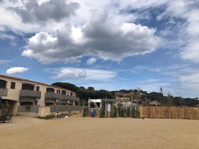 Appartement Face A La Mer La Croix-Valmer Exteriör bild